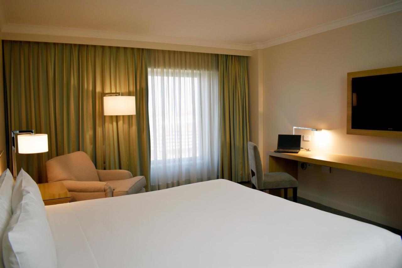 Stamford Plaza Sydney Airport Hotel & Conference Centre Exterior photo A typical room at the hotel