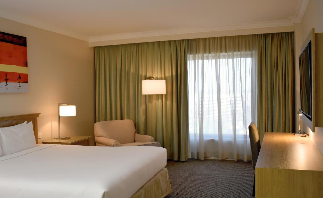 Stamford Plaza Sydney Airport Hotel & Conference Centre Exterior photo A room at the hotel