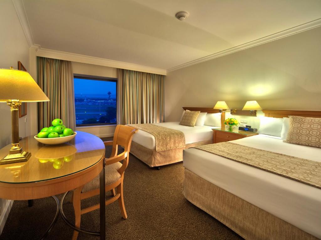 Stamford Plaza Sydney Airport Hotel & Conference Centre Exterior photo A room at the hotel