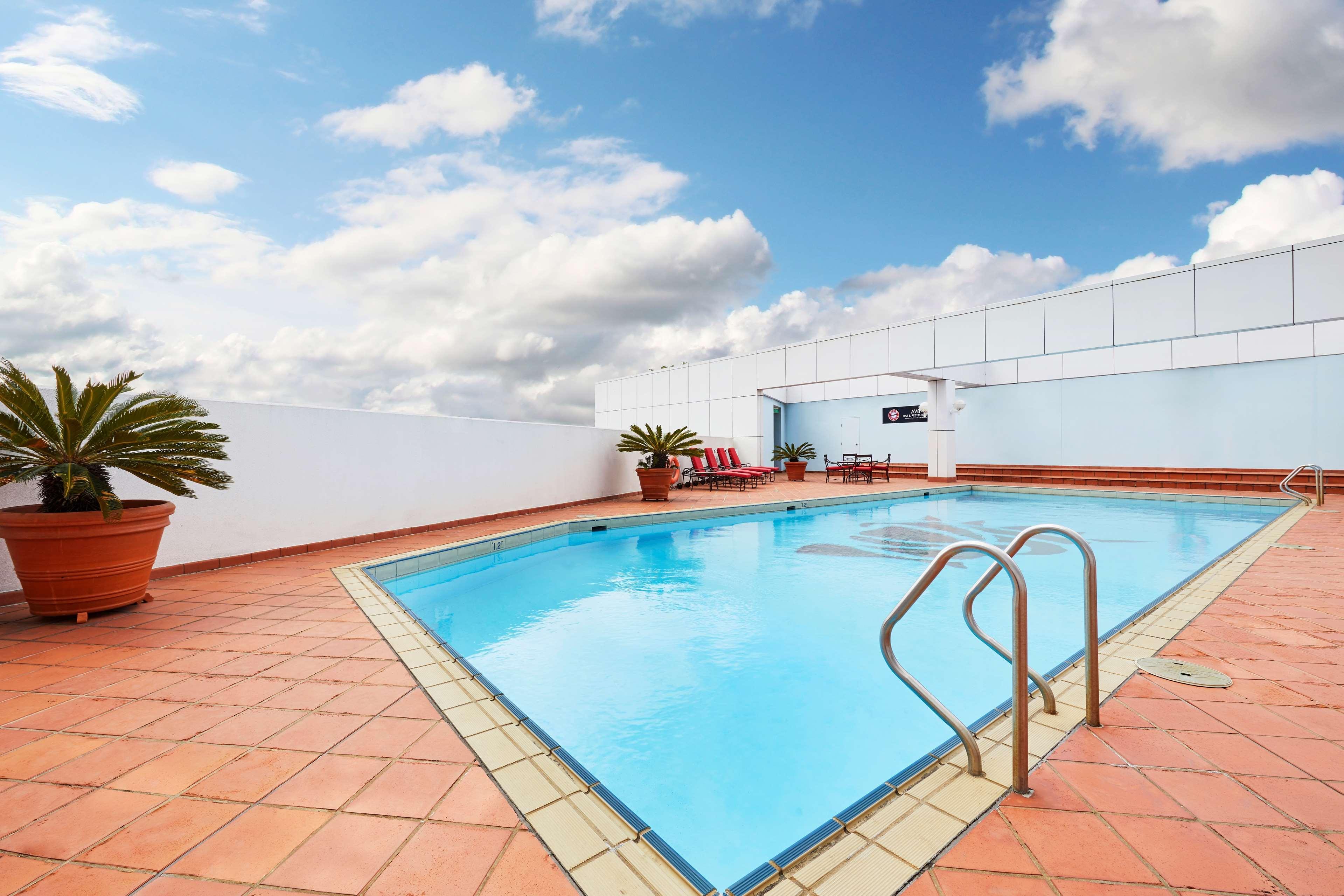 Stamford Plaza Sydney Airport Hotel & Conference Centre Exterior photo Rooftop pool